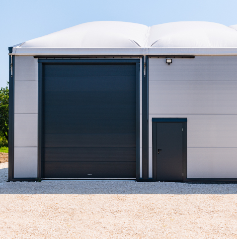 Widok na bramę hali całorocznej