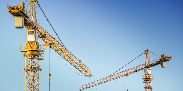 dźwigi na budowie