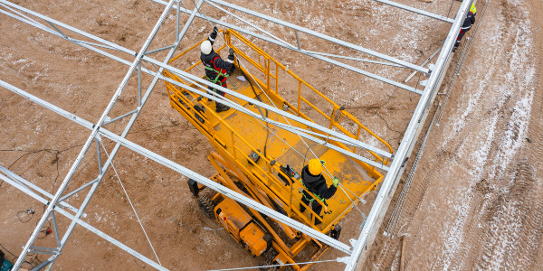 wznoszenie hali namiotowej